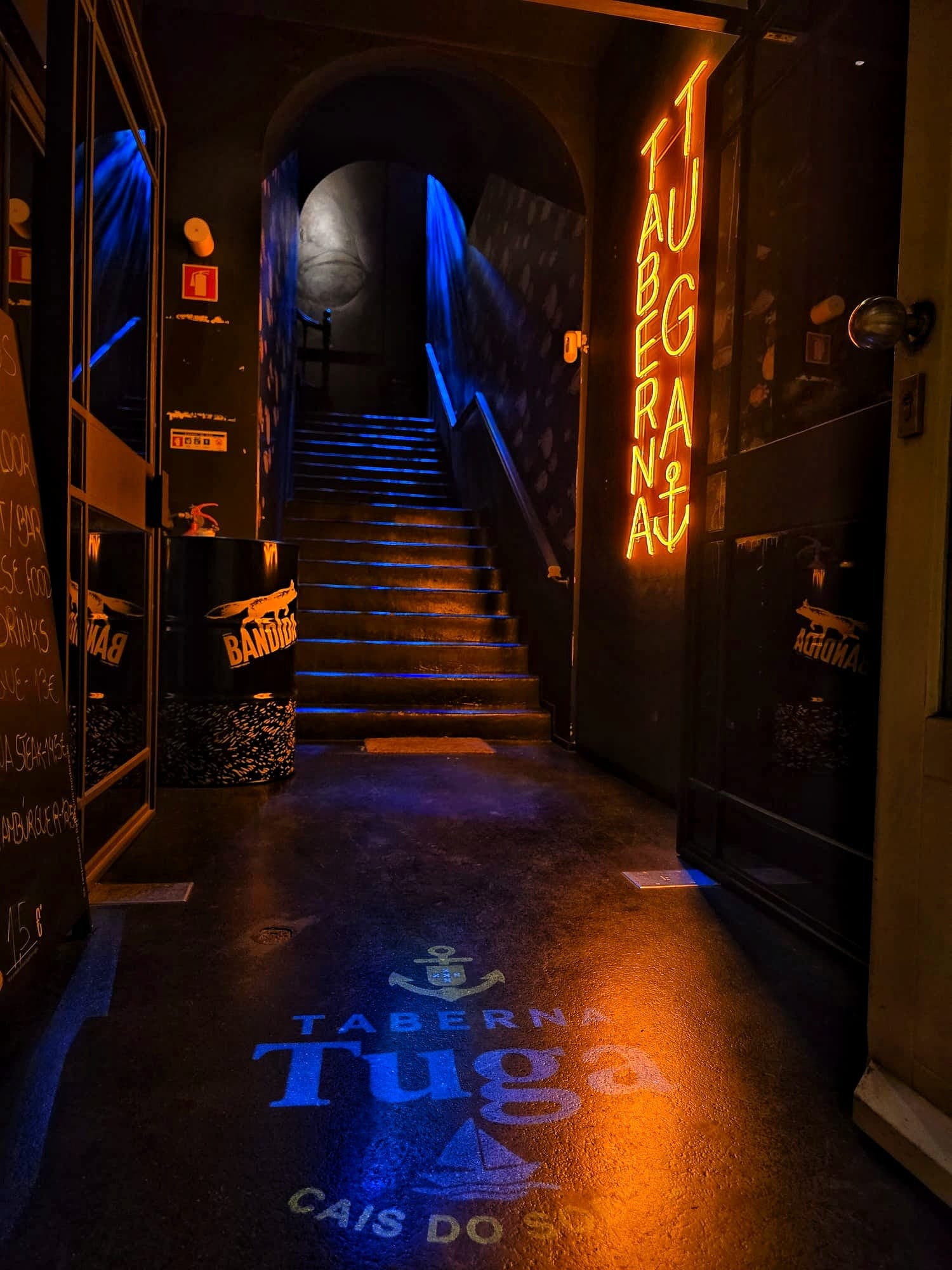 Entrada e escadaria com luz azul na Rua de São Paulo 26