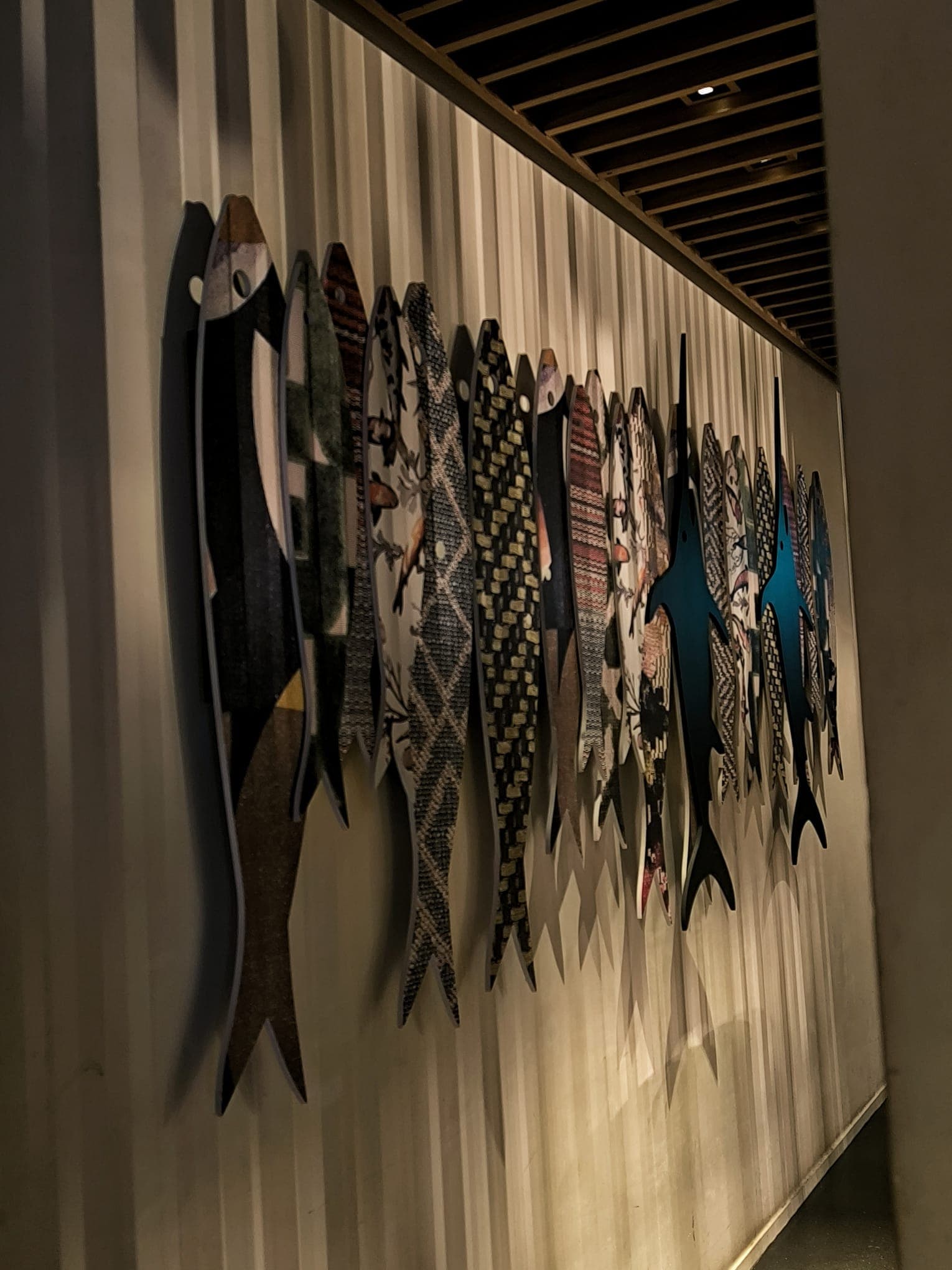 Peixes na parede, histórias à mesa.
